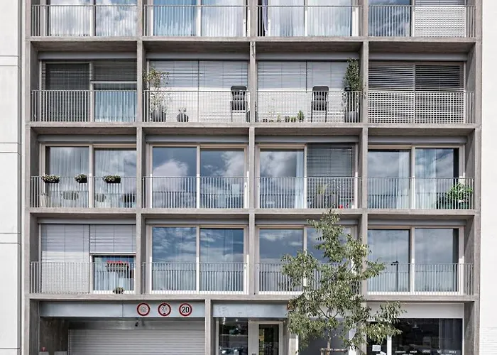Days - With Garage Parking And Balcony