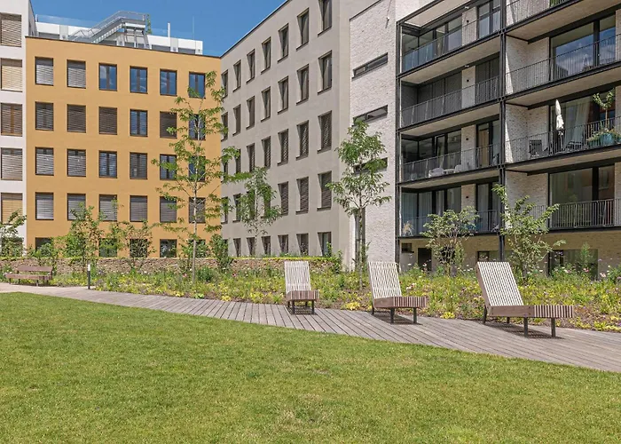 Days - With Garage Parking And Balcony *
